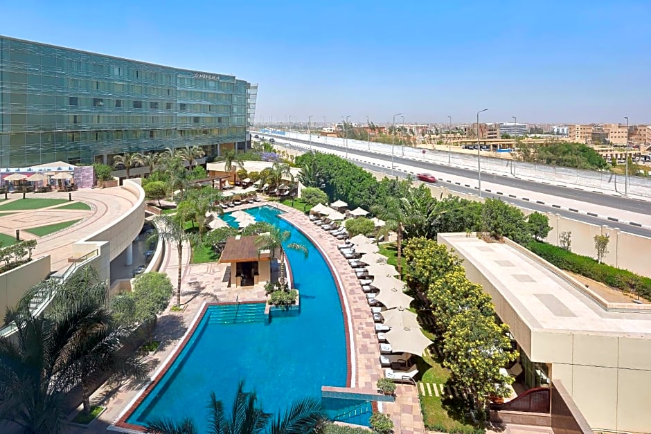 Le Meridien Cairo Hotel with a view of the pyramids and a luxurious pool area